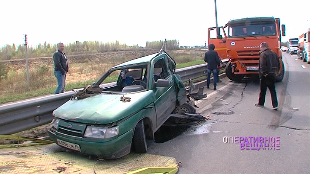 На Юбилейном мосту самосвал раздавил ВАЗ: в машине ехали женщина с ребенком