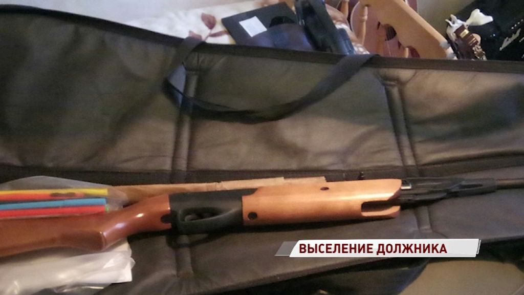 Приставы «помогли» мужчине съехать с квартиры экс-супруги, заодно описав его имущество