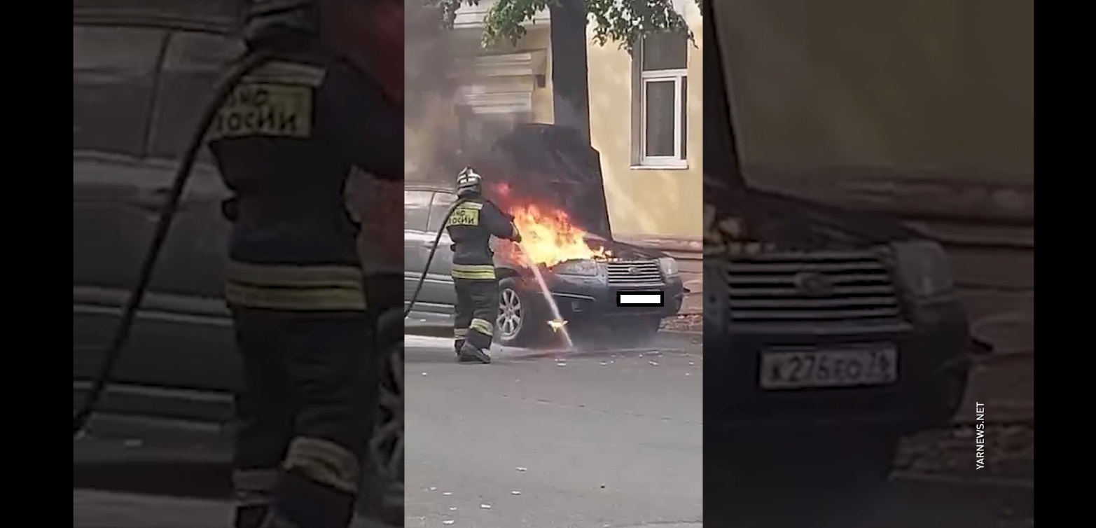 В центре Ярославля вспыхнула припаркованная иномарка