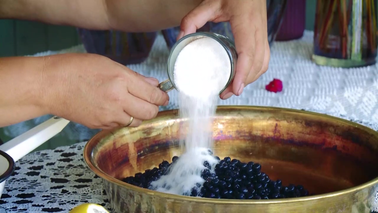 Утреннее шоу «Овсянка» от 24.08.2020: учимся делать массаж лица и варим вкусное варенье