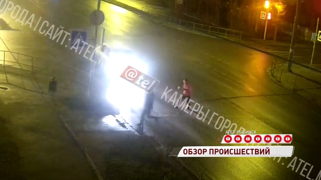 В Рыбинске автомобиль снес пешехода на переходе и скрылся