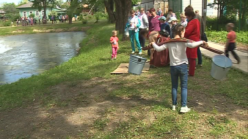 Юных даниловцев научили носить воду коромыслом и лепить из глины