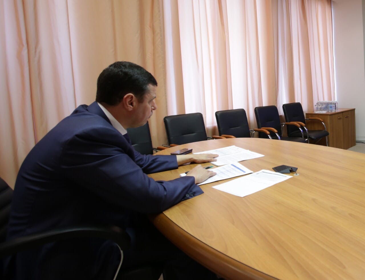 Дмитрий Миронов: «На дистанционном обучении никто не снимает с нас обязанности обеспечить льготников бесплатным питанием»