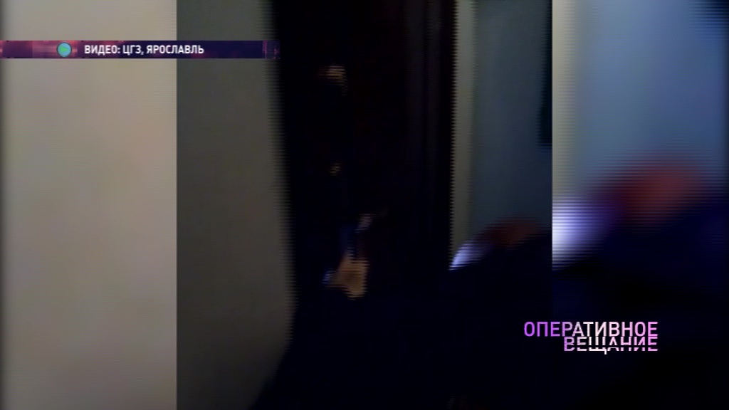 Малыш захлопнул дверь, пока мама выносила мусор: пришлось звонить спасателям