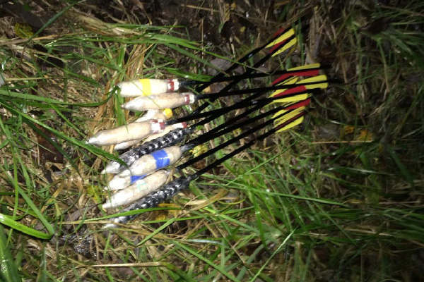 Сотрудники рыбинской колонии задержали мужчину, стрелявшего из арбалета стрелами с героином