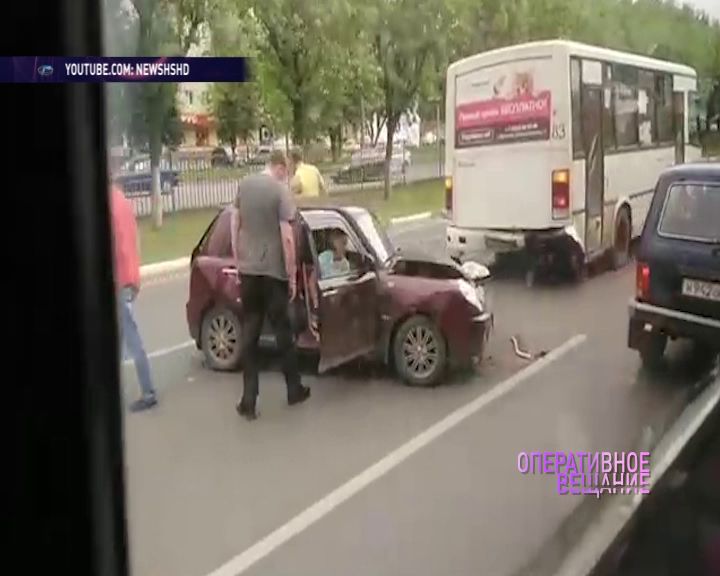 На Ленинградском проспекте столкнулись две легковушки: есть пострадавшие