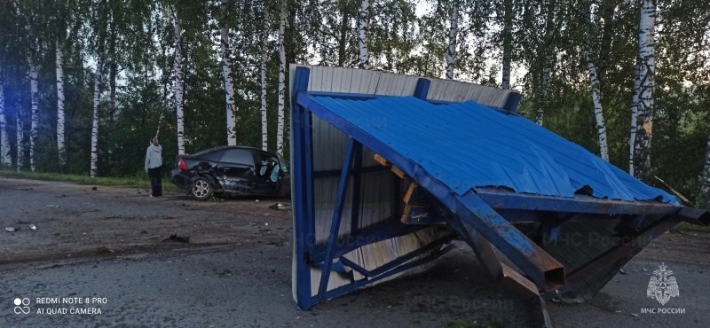 В Рыбинске легковушка снесла остановку. Есть пострадавшие