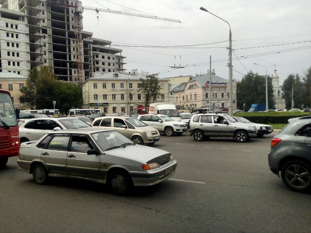 Октябрьская площадь встала в огромную пробку из-за ДТП