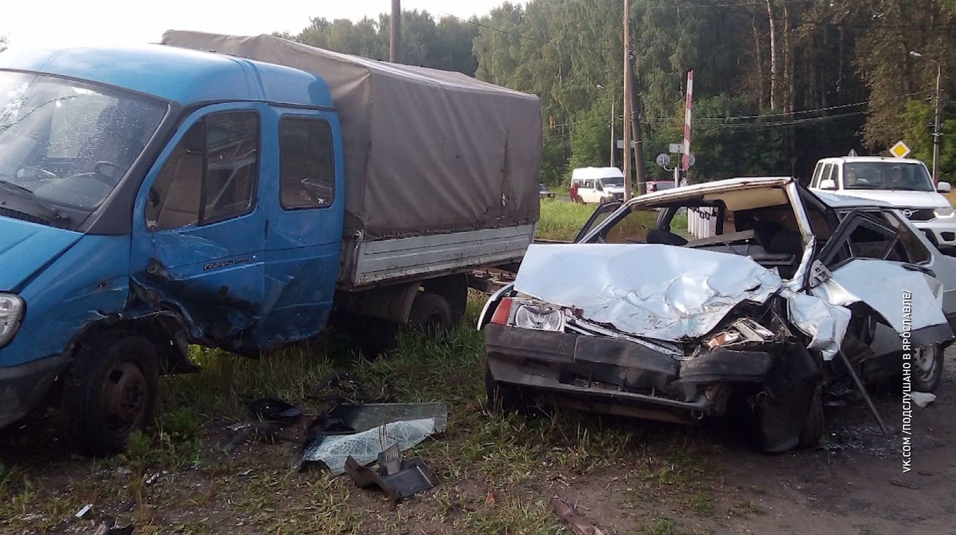 В Ярославле легковушка на скорости протаранила грузовик