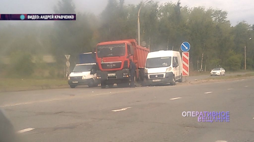 На Промышленном шоссе самосвал и фургон столкнулись на повороте