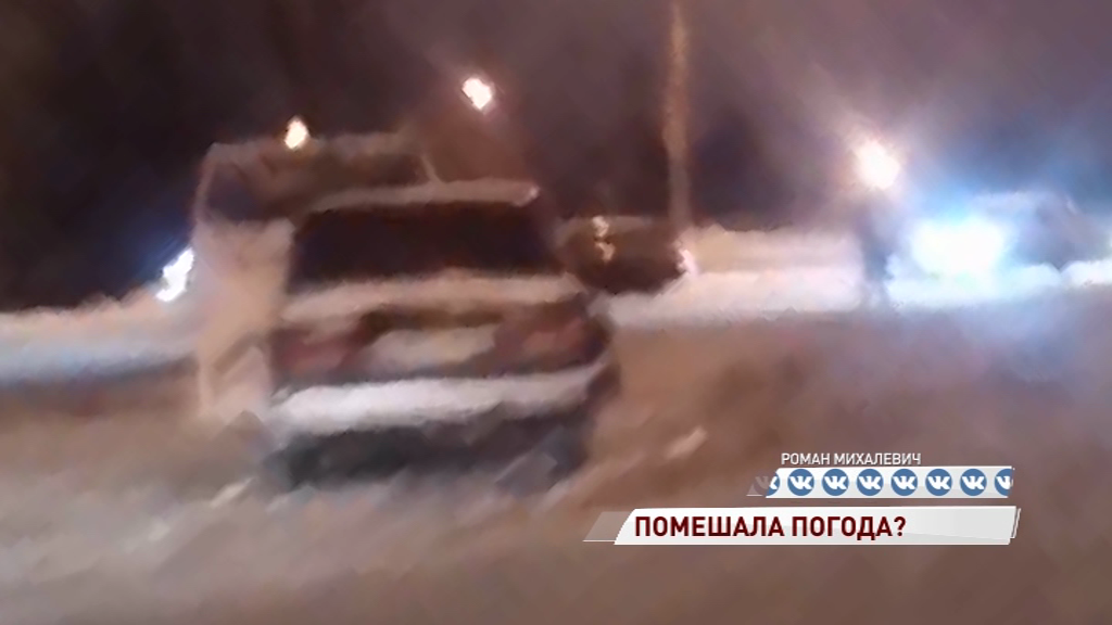 На Октябрьском мосту столкнулись сразу несколько авто