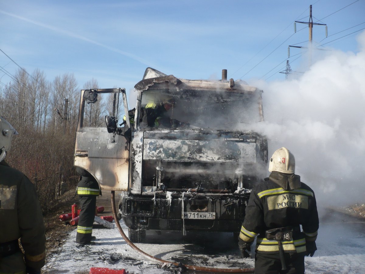 Утром в Ярославле сгорела фура
