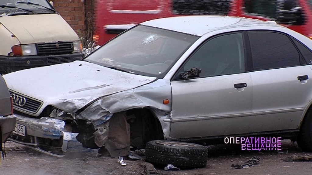 От удара оторвало колесо: в Ярославле столкнулись автобус и легковушка