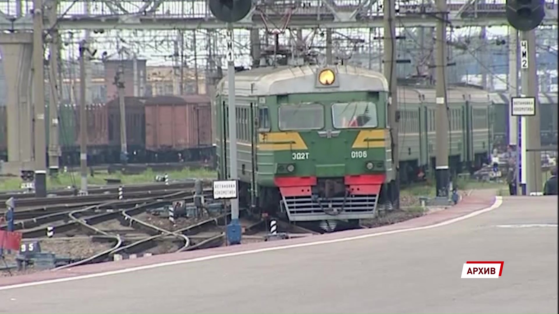 В Ярославле грузовой поезд сбил человека