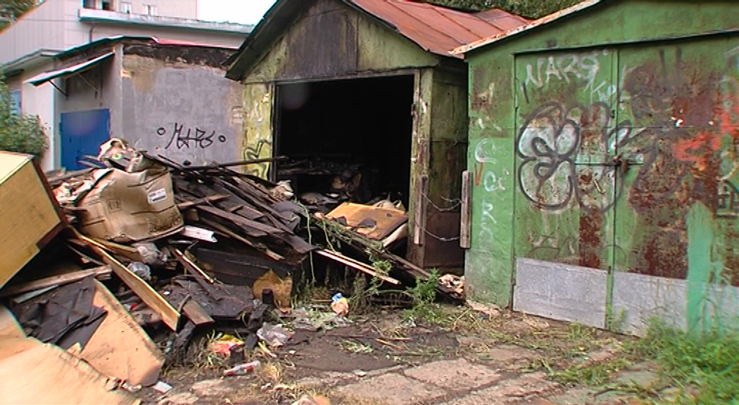 Гараж сгорел, а хлам остался: жители Дзержинского района добились ликвидации свалки