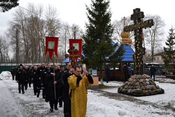 Осужденные рыбинской колонии смыли грехи в крещенской проруби