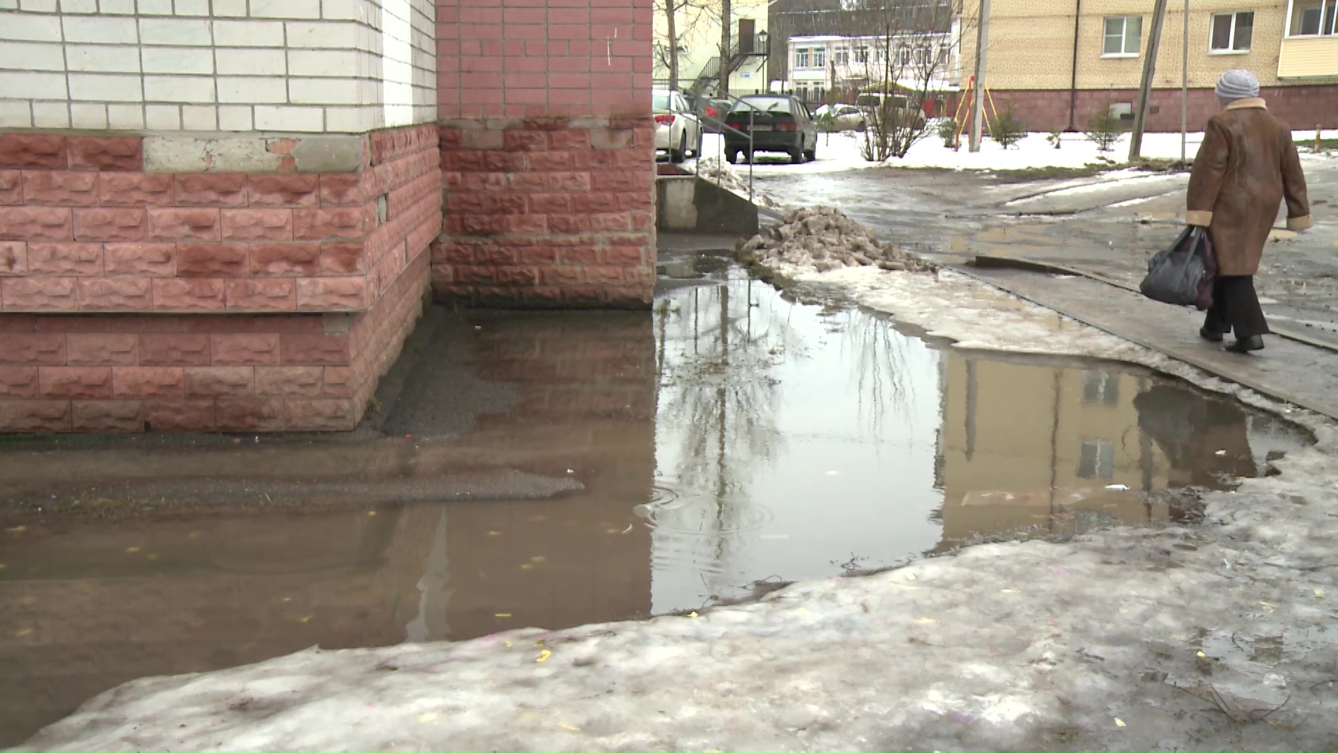 В Брагине из-под снега пробился зловонный ручей из канализации