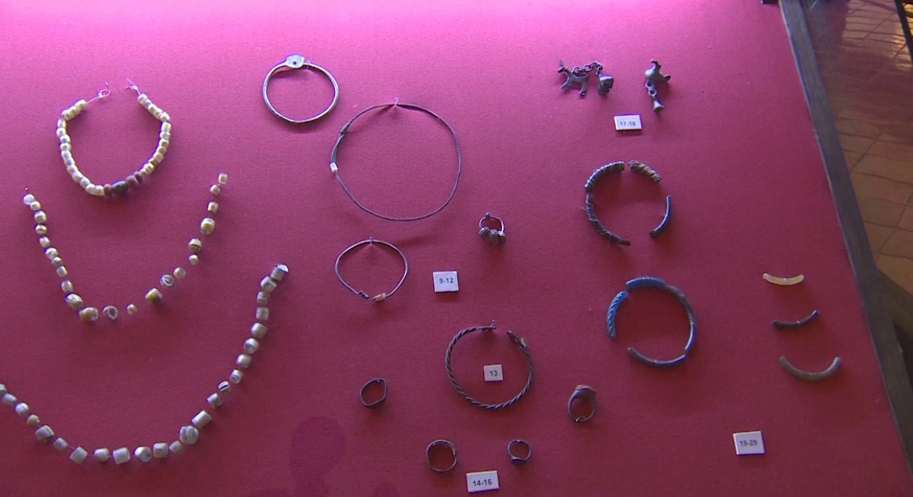 Утреннее шоу «Овсянка» от 23.12.20: узнаем новое о древних украшениях и оберегах и общаемся с фокусником-иллюзионистом