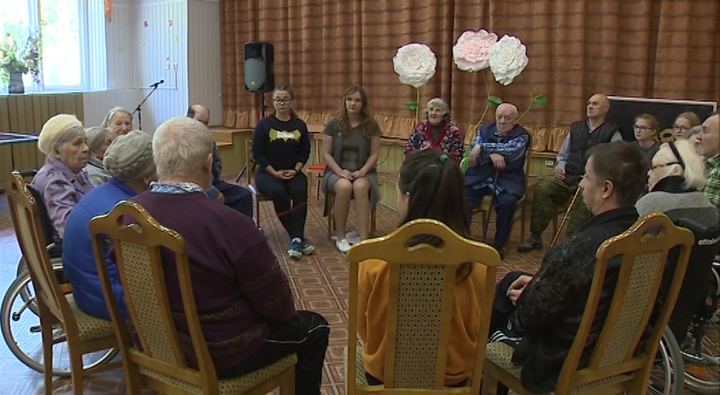 Подростки-волонтеры провели психологический тренинг для ветеранов войны и труда