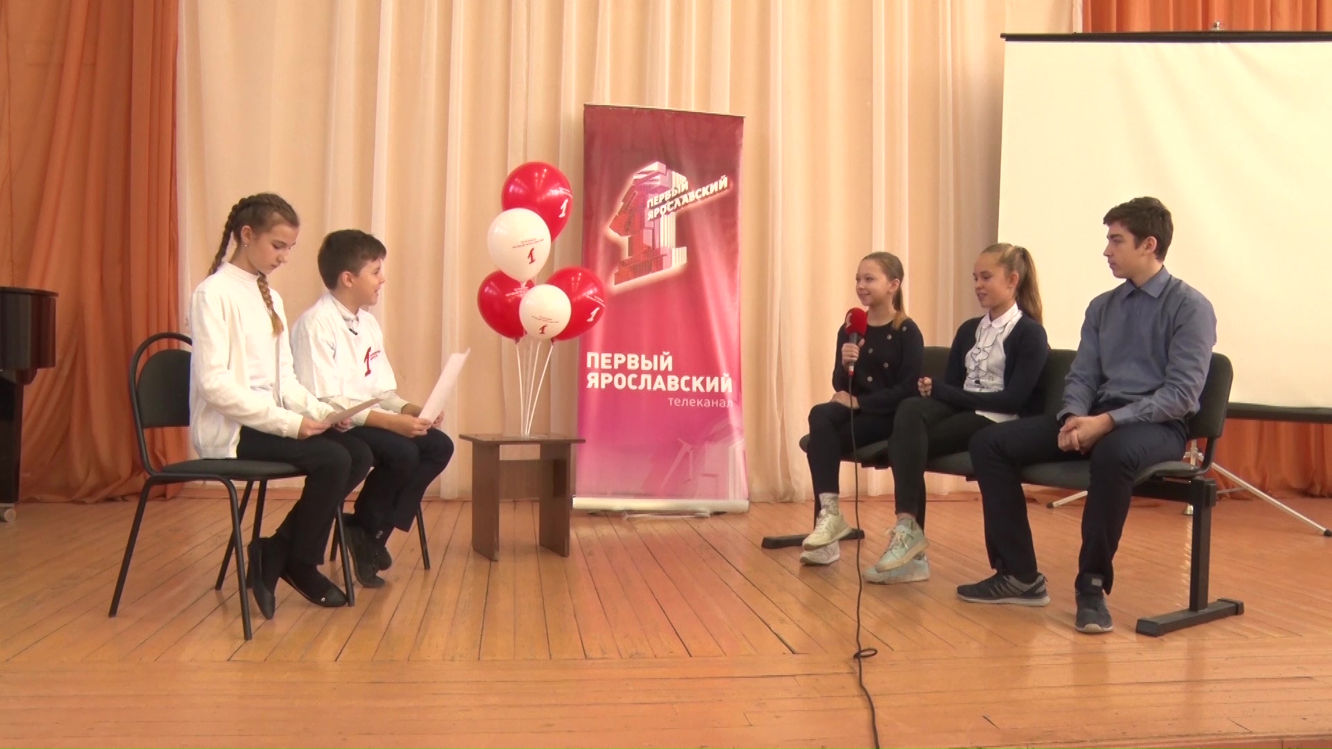 «Первый Ярославский» научил школьников снимать сюжеты на ярмарке профессий