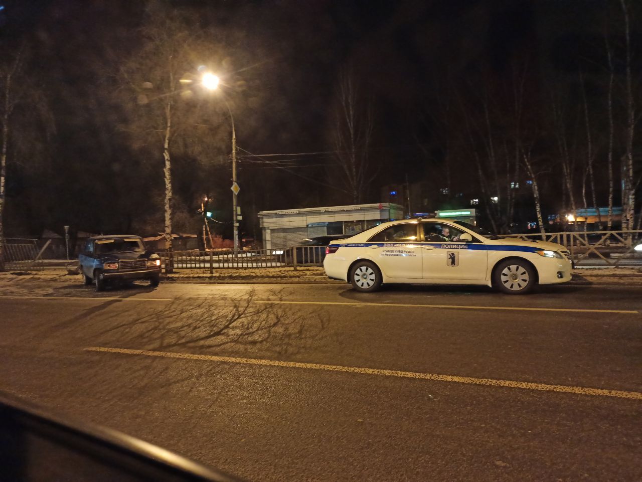 На проспекте Авиаторов «семерка» протаранила ограждение