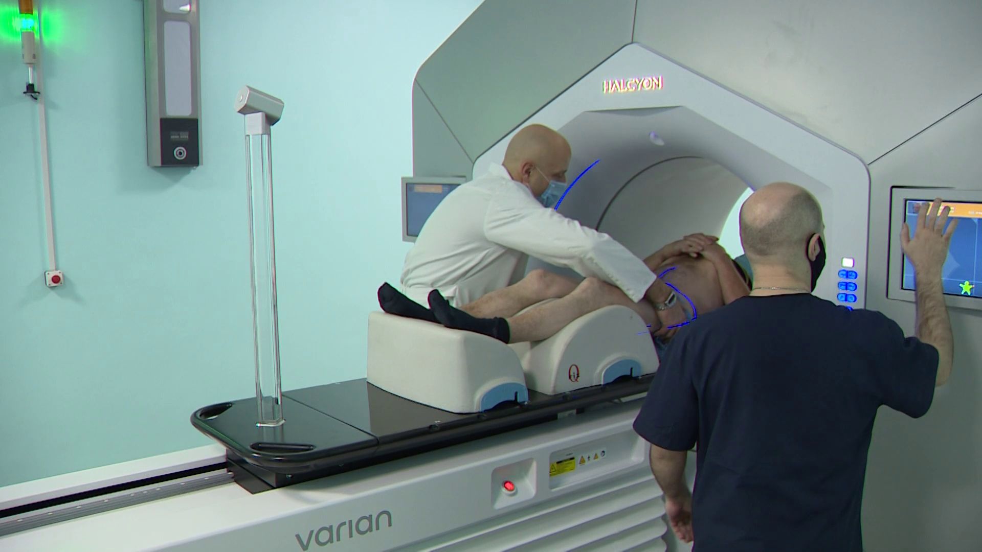 В онкологической больнице первый пациент прошел процедуры на новом линейном ускорителе