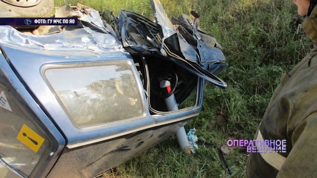 На угличской трассе столкнулись легковушки: один из автомобилей перевернулся от удара