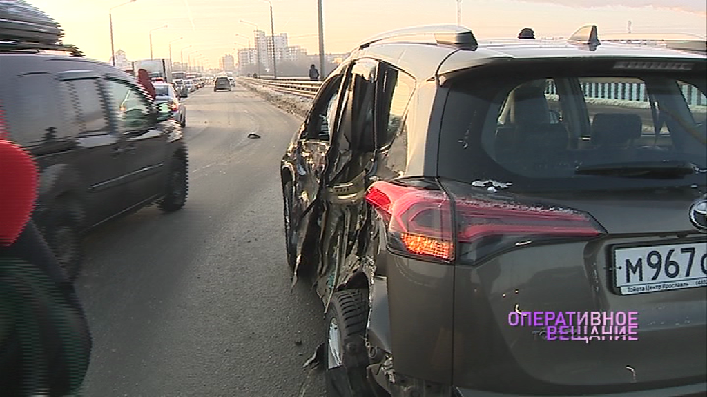 Пять автомобилей и огромные пробки: подробности ДТП на Октябрьском мосту
