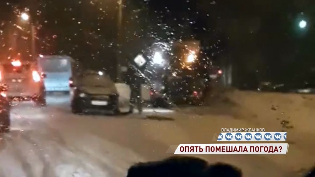 Такси влетело в снегоуборочную машину