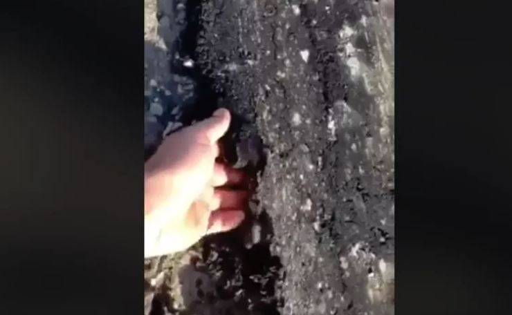 ВИДЕО: Ярославец с легкостью раскрошил асфальт после его укладки