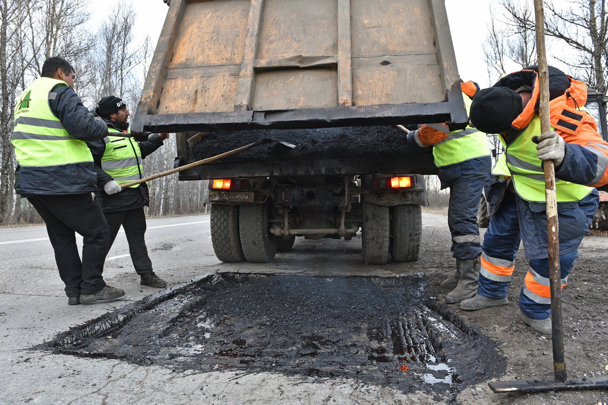 На выезде из Ярославля заделали самую опасную яму