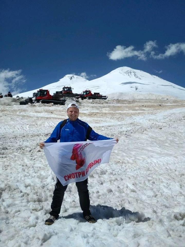 К новым высотам: флаг «Первого Ярославского» поднялся на Эльбрус