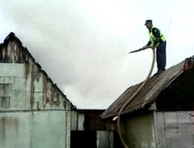 Сотрудники ГИБДД тушили пожар