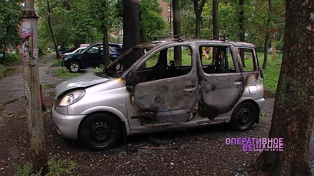 На Угличской ночью полностью выгорел автомобиль