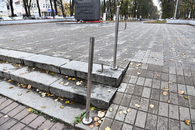 В Ярославском сквере починят перила, которые испортили вандалы