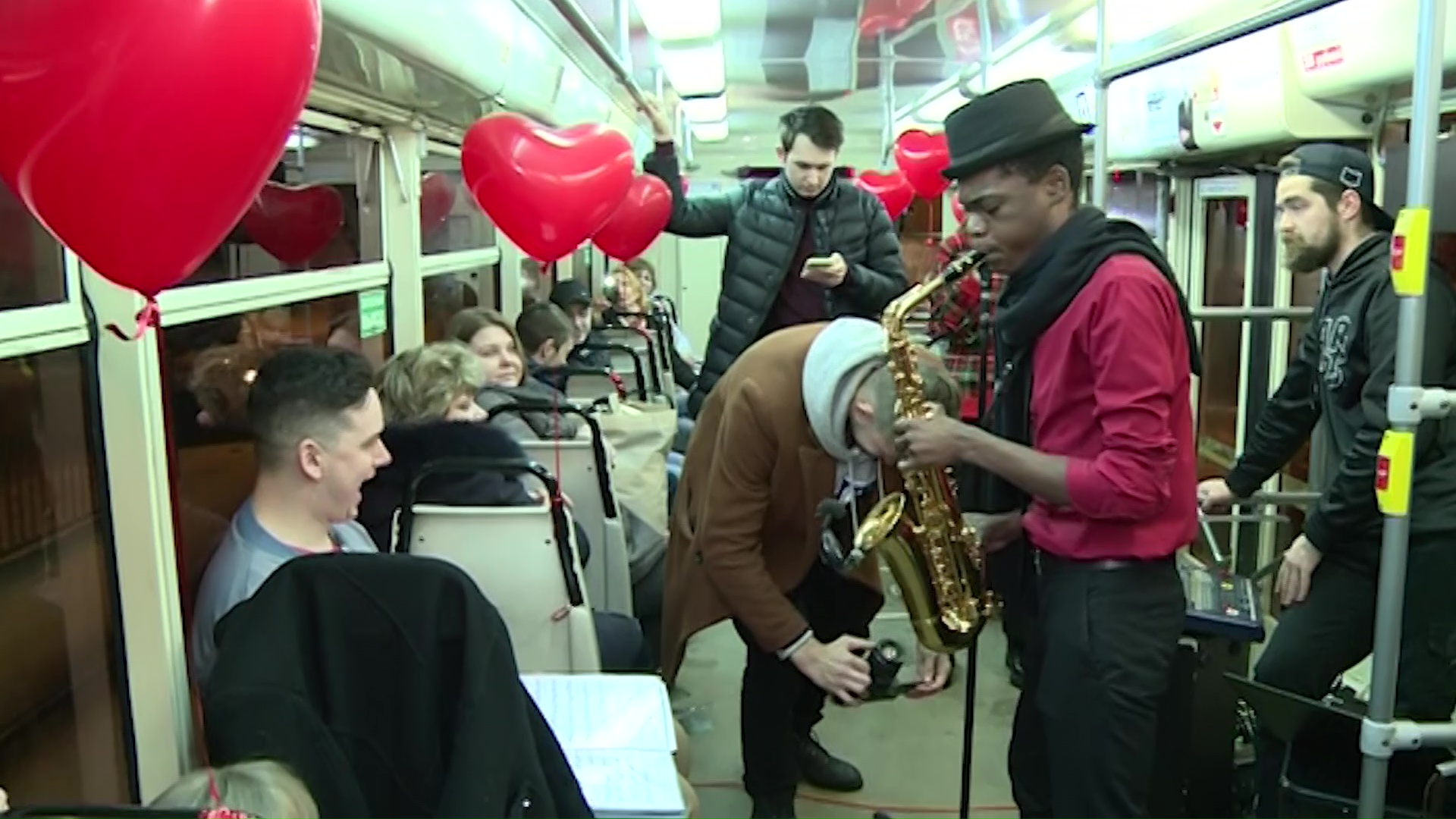 14 февраля пассажиры трамвая №7 путешествовали под живую романтическую музыку