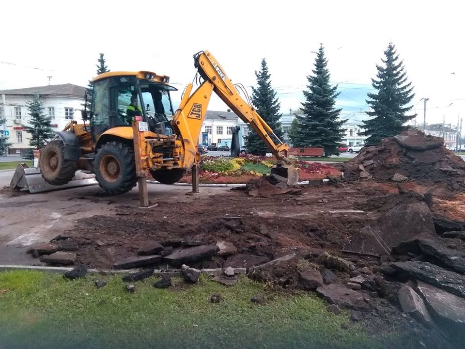 Дорожники пришли и на центральную клумбу на Волковской площади