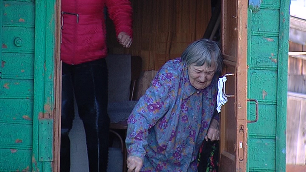 Реки в огороде, болота в подвале: 91-летнюю ярославну топит каждую весну