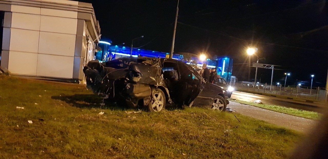 ВИДЕО: «Мерседес» снес цветочный ларек на Московском проспекте