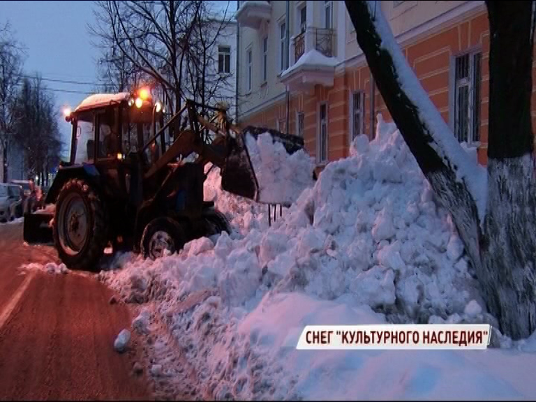 ВИДЕО: тракторист свалил снег из двора на проезжую часть