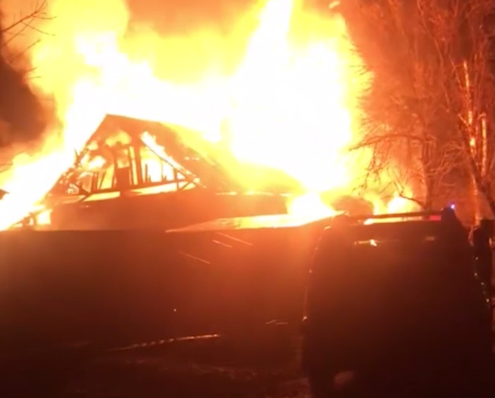 Выбирались из горящего дома с ребенком на руках: в Ярославле сгорел жилой дом