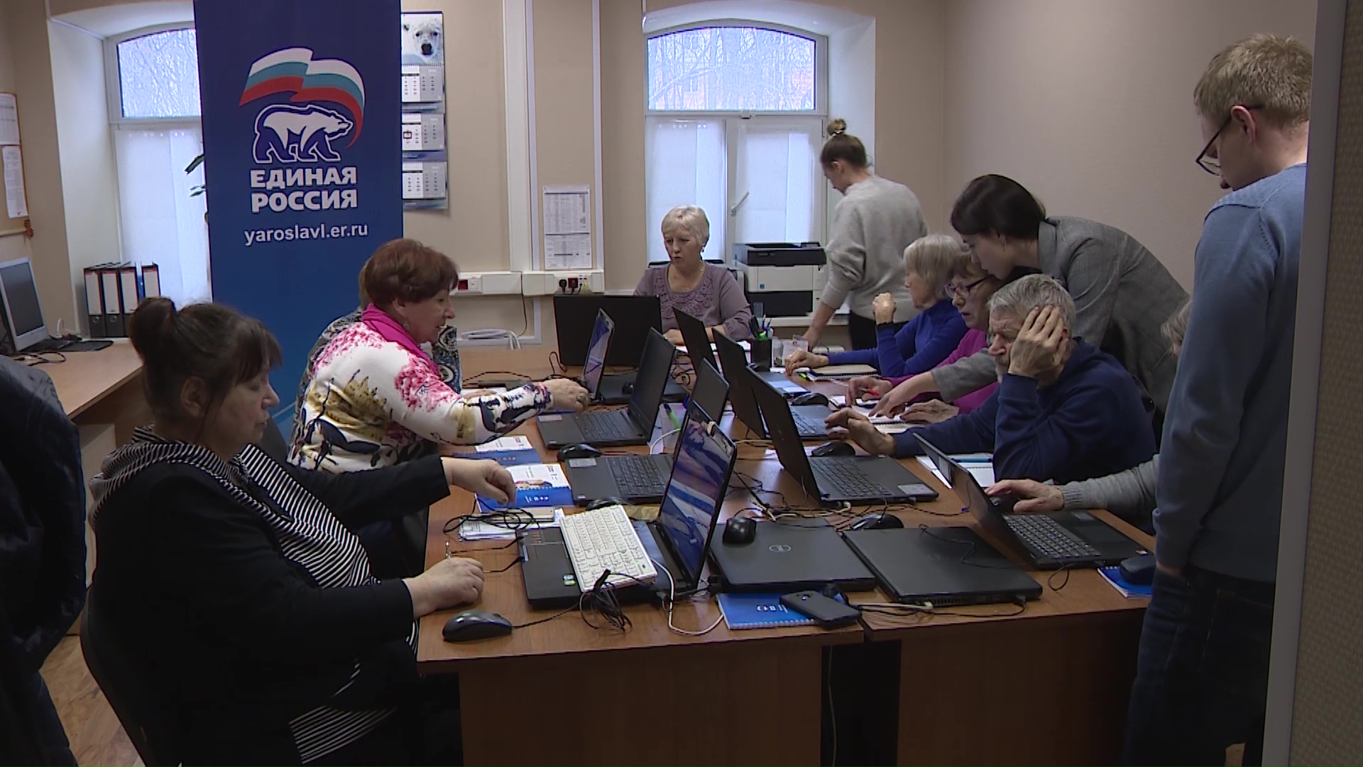 Волонтеры помогают ярославским пенсионерам освоить соцсети и получить услуги в электронном виде