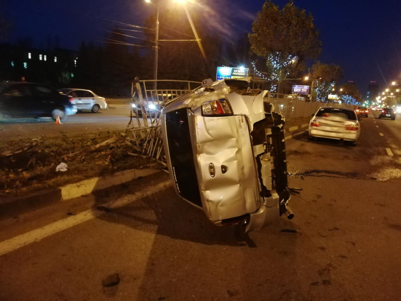 На Московском проспекте водитель легковушки снес несколько секций забора и перевернулся