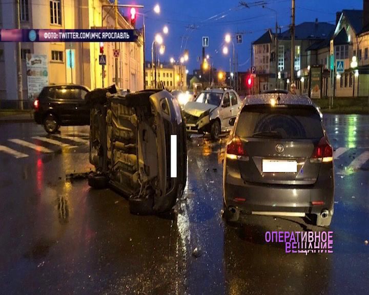 В Рыбинске от мощного столкновения легковушка оказалась на боку