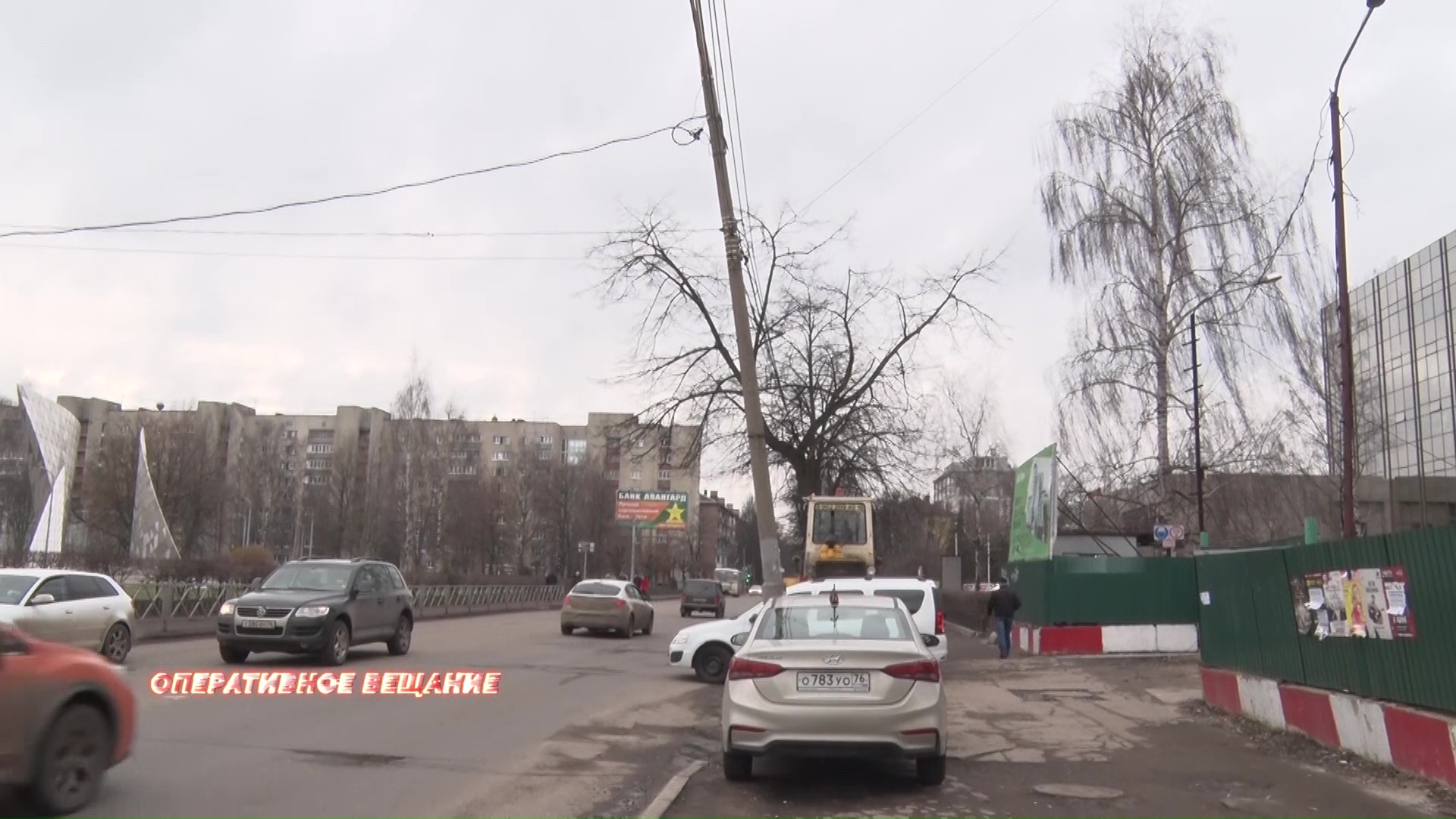 Ярославцы боятся, что на улице Победы им на голову может упасть электрический столб