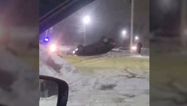 В Ярославле в результате ДТП машина перевернулась вверх дном
