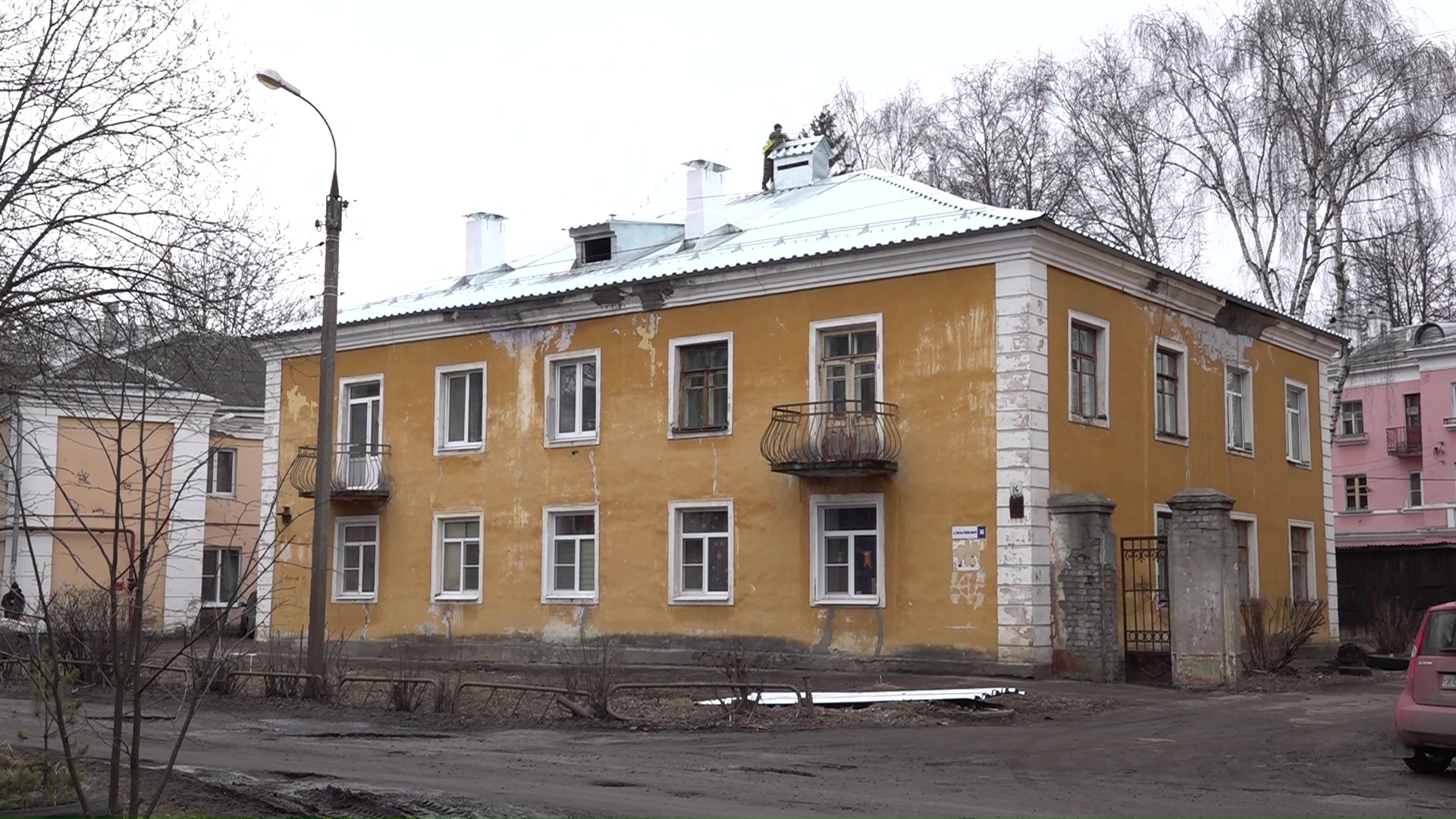В двухэтажном доме на улице Лизы Чайкиной в Ярославле появилась новая крыша