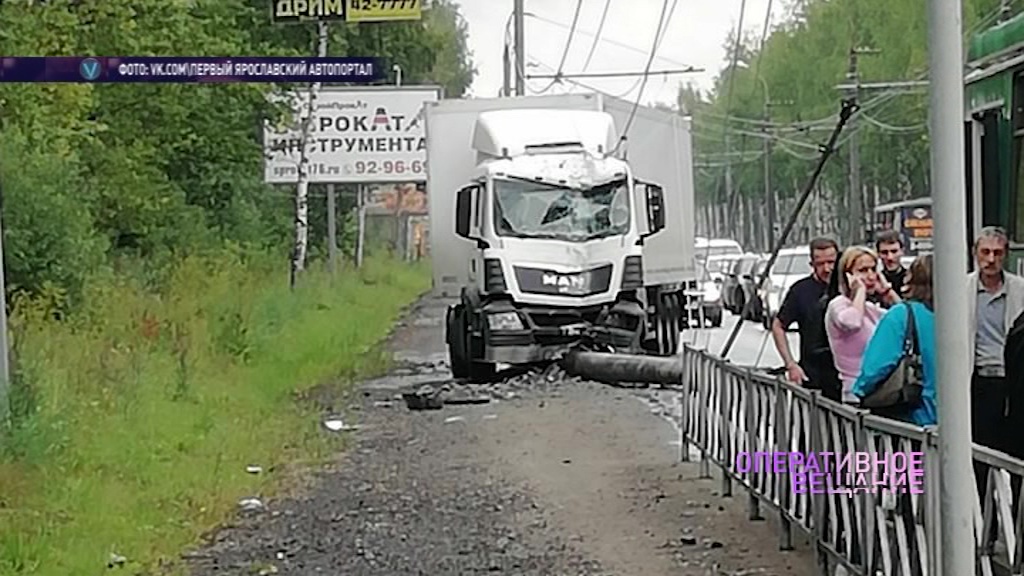 На проспекте Октября фура снесла электрический столб