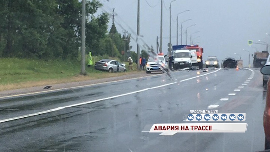 В Даниловском районе на полном ходу столкнулись две иномарки