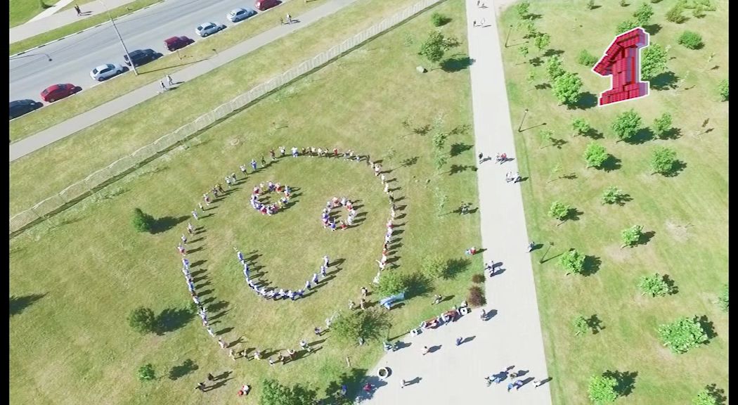 #Столицаулыбок: В День города ярославцы выстроились в гигантский смайлик